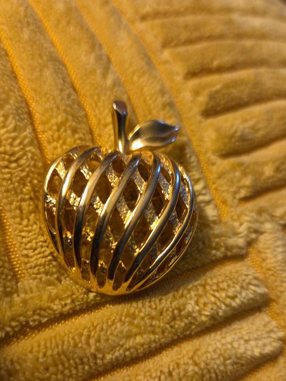 Vintage Gold Tone Lattice Weave Apple Brooch